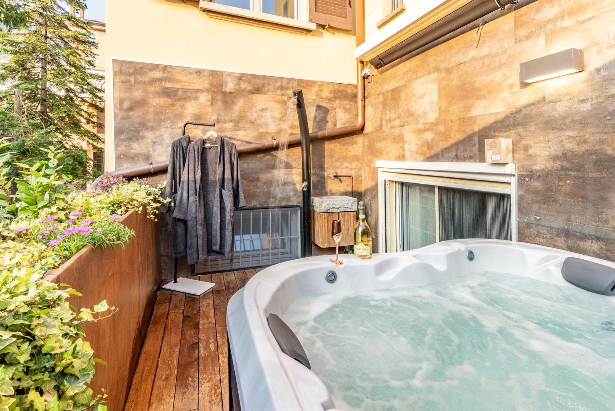 Luxe & Central Haven - Jacuzzi, Sauna, Steam, Private Parking Como Buitenkant foto