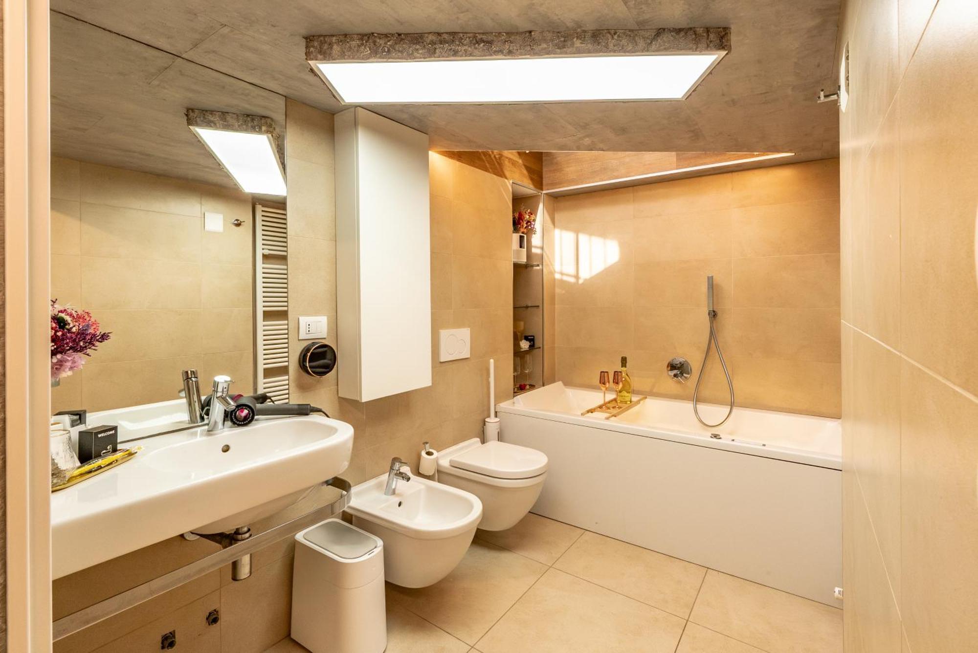Luxe & Central Haven - Jacuzzi, Sauna, Steam, Private Parking Como Buitenkant foto