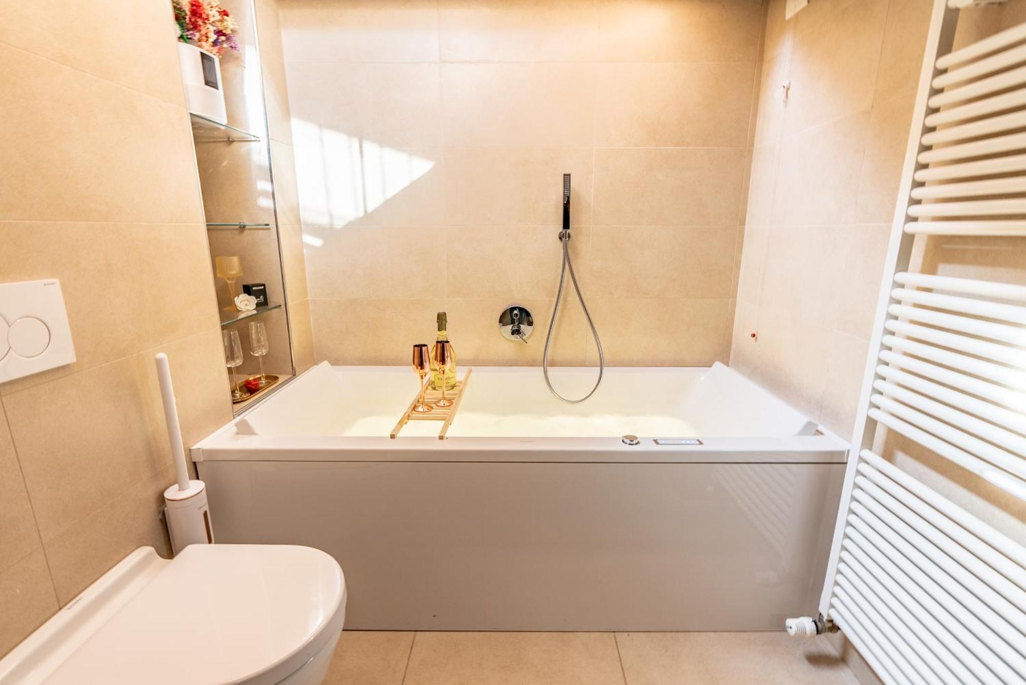 Luxe & Central Haven - Jacuzzi, Sauna, Steam, Private Parking Como Buitenkant foto
